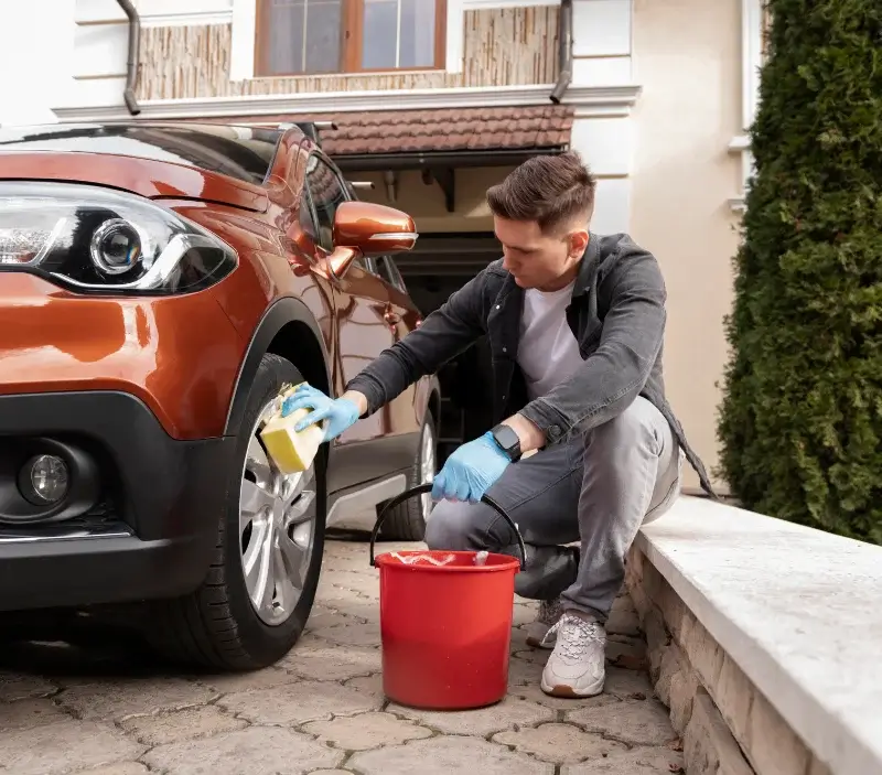 Lavage auto à domicile Saint-Paul-de-Salers : professionnel intervenant sur un véhicule